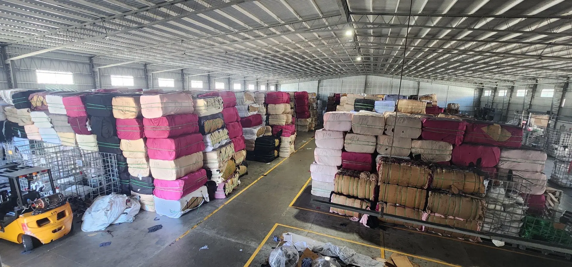 Retazos de tela jersey y fleece enfardados para exportación a México